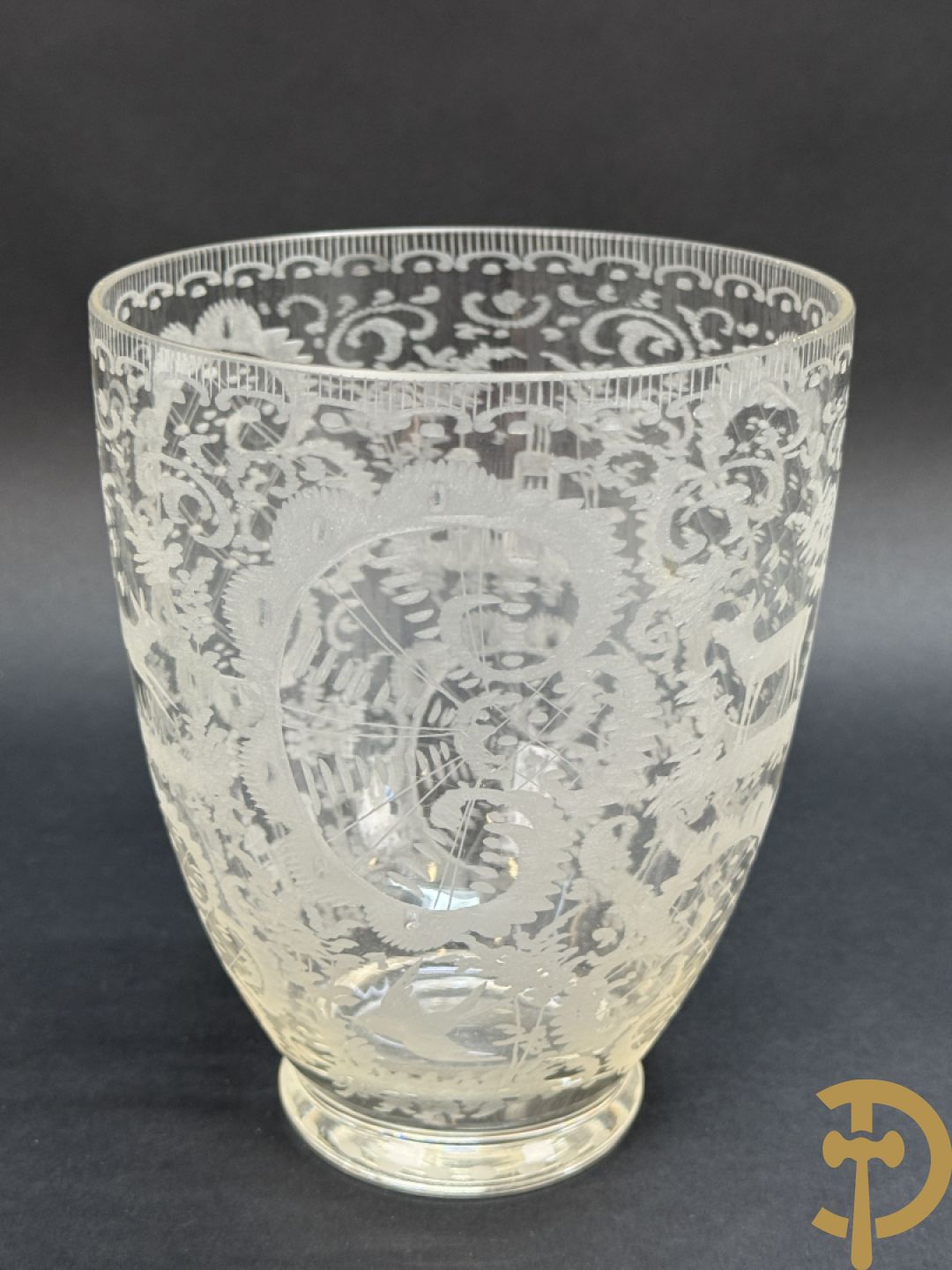 Handgeslepen flessenhouder met dubbel decor van wapenschild en geëtst bloemendecor, gedateerd 1751 + schenkkan met zilveren tuit + 2 coupes + pique fleur + veldfles