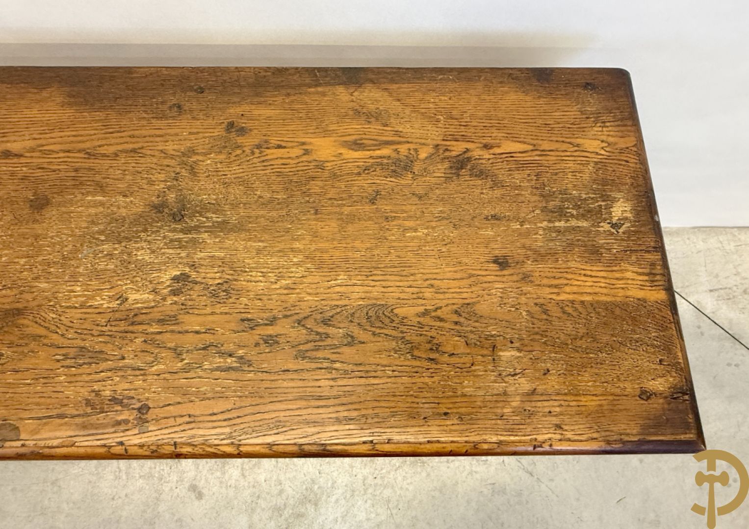 Massief eiken Engelse side board met 2 lades, op ballusterpoten