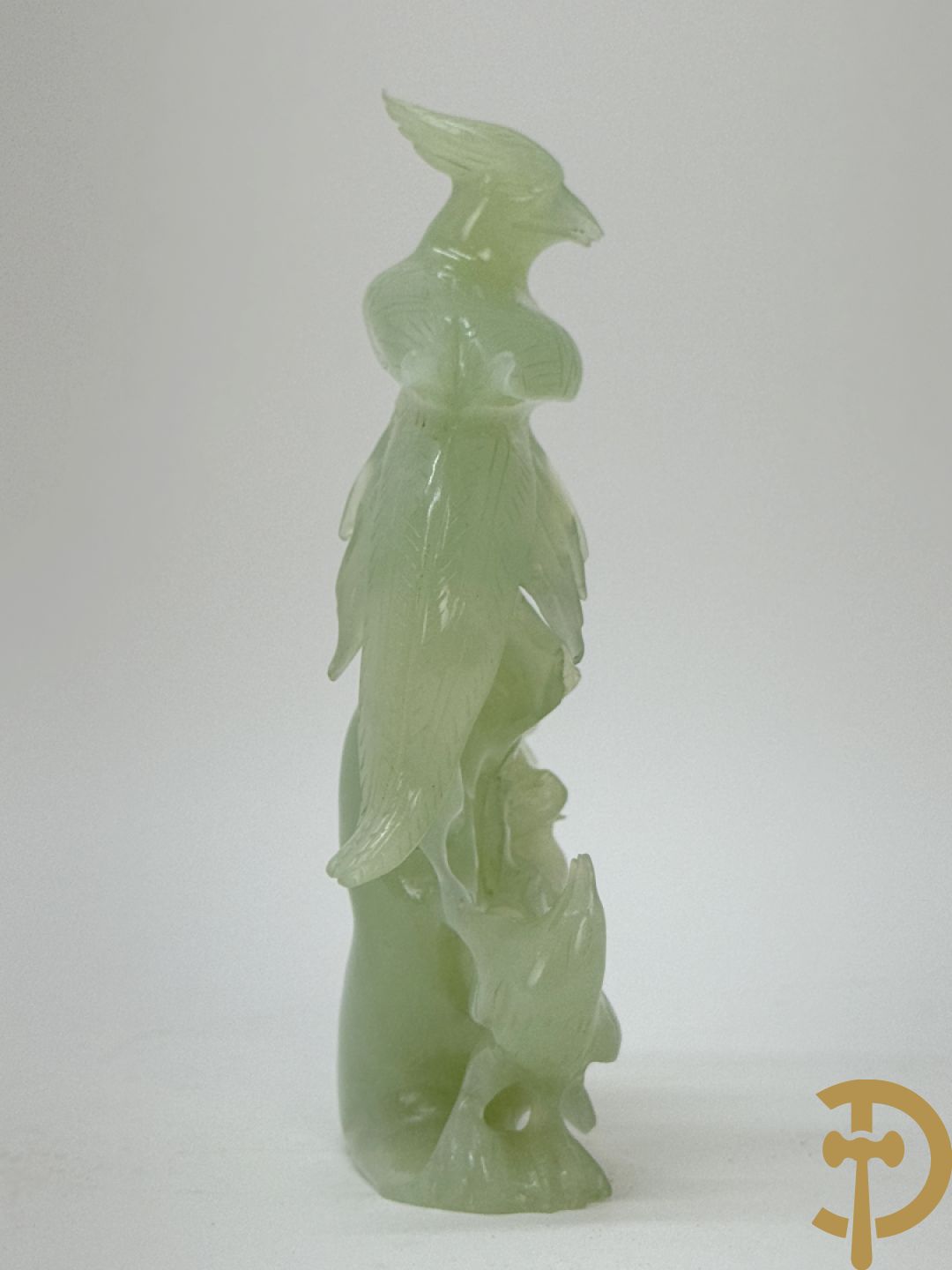 Vier Chinese handgesculpteerde vogels in jadeiet met bloemendecoratie