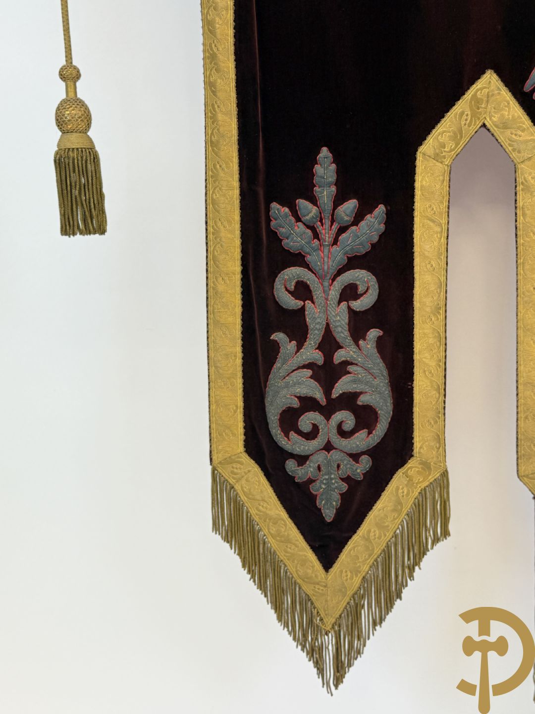 Processiebannier met bordeaux vaandel bezet met goudbrocaat van accanthusranken, Wortegem 1878, centraal handbeschilderd medaillon met voorstelling van Franciscus Xaverius - gehouden door verguld houtgesculpteerd ornament