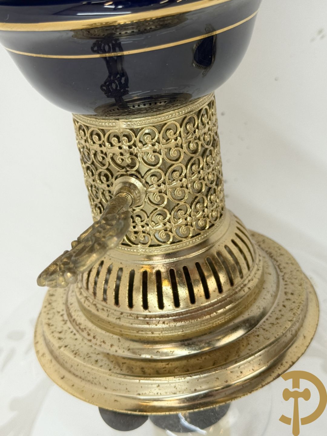 Sèvres stijl dekselpotiche met koperen ornamenten en romantisch decor + lampadaire in Sèvres stijl met romantisch decor