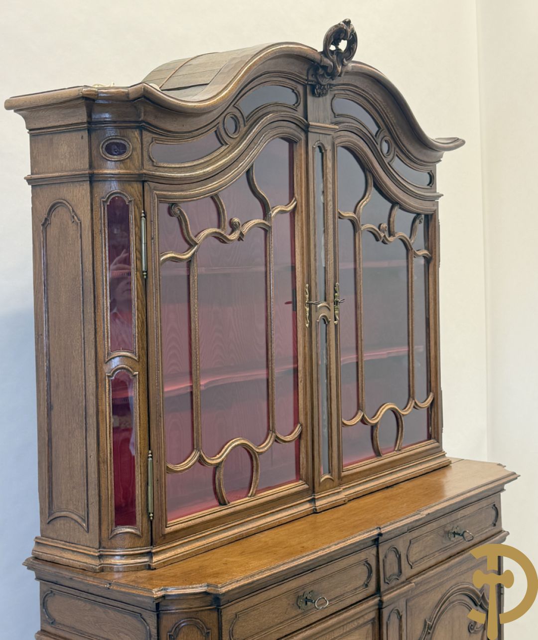 Massief eiken Luikse vitrinekast, boven met 2 beglaasde deuren en gebogen kop, Louis XV stijl, 18e
