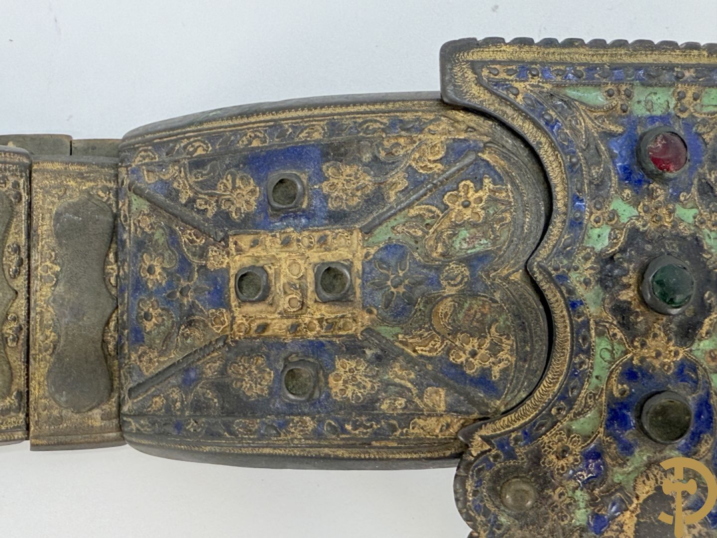 Gekleurde metalen riem met koperen lemmetten en bronzen sluiting