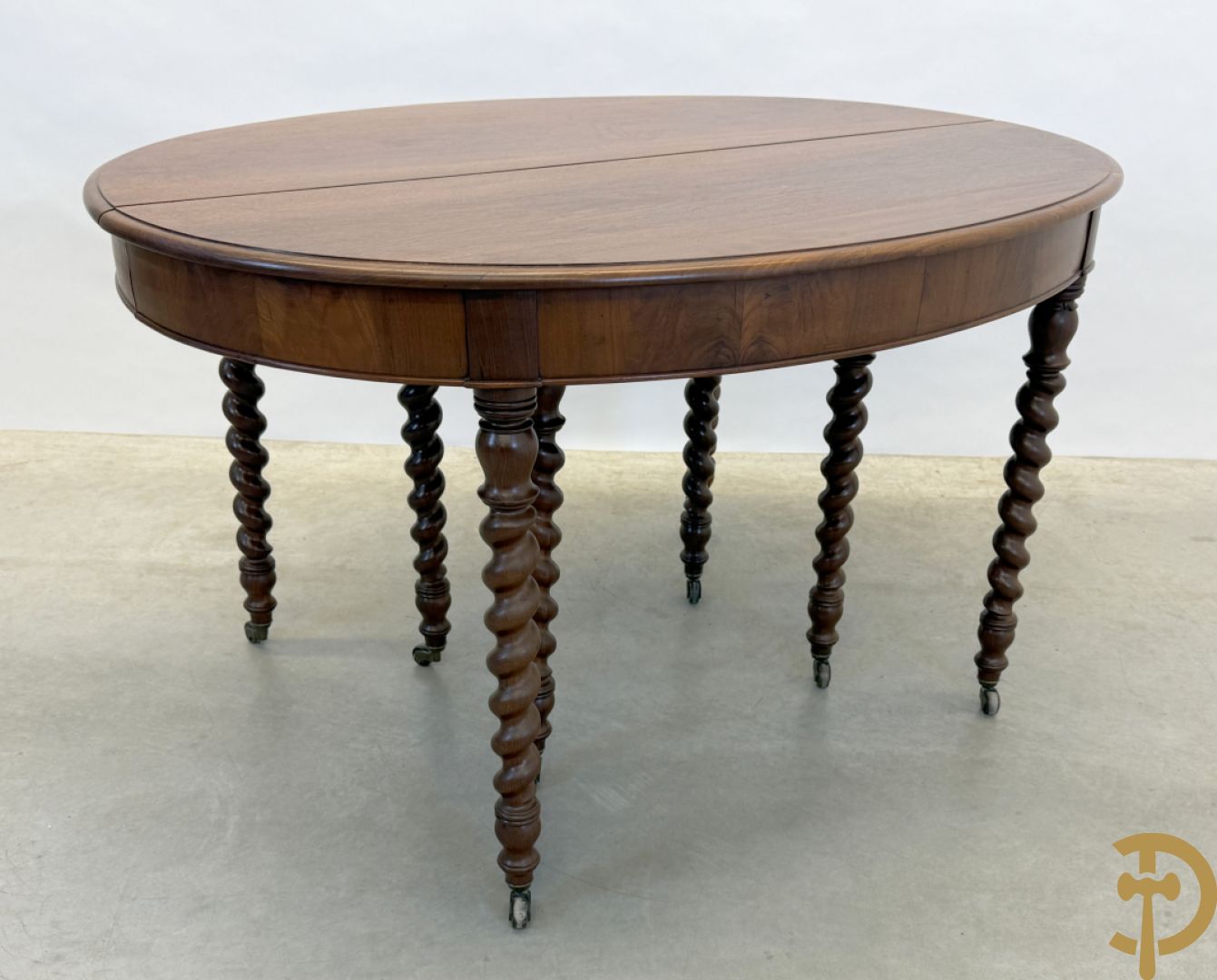 Massieve mahoniehouten Charles X tafel op 8 getorste en gespiegelde poten, midden 19e