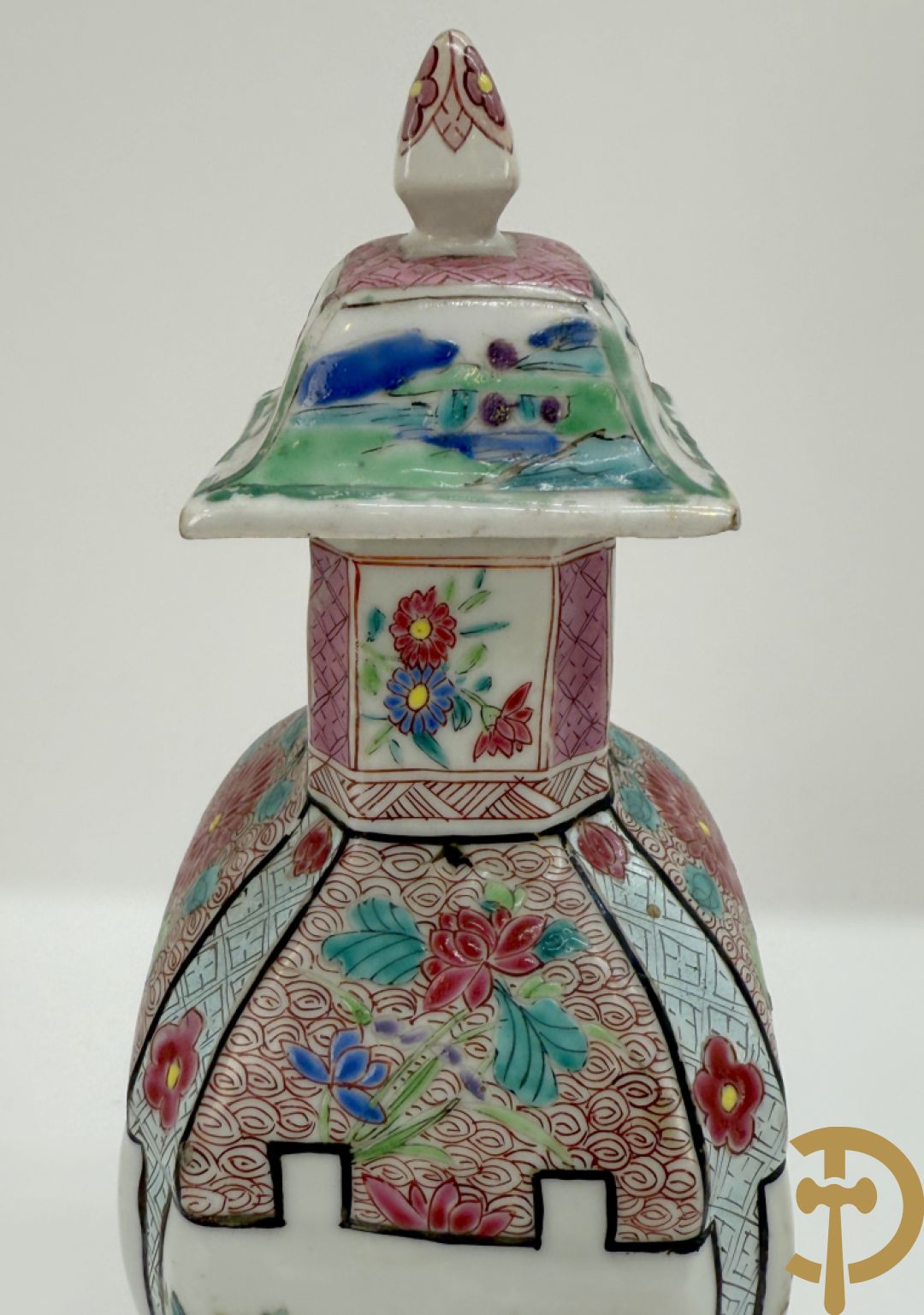 Chinese porseleinen ballustervormige vaas, King Long  + 2 porseleinen bordjes met bloemendecor + 2 bordjes met vazen- en bloemendecor + kopje en schoteltje Imari + dekselpotiche met vogel en bloemendecor