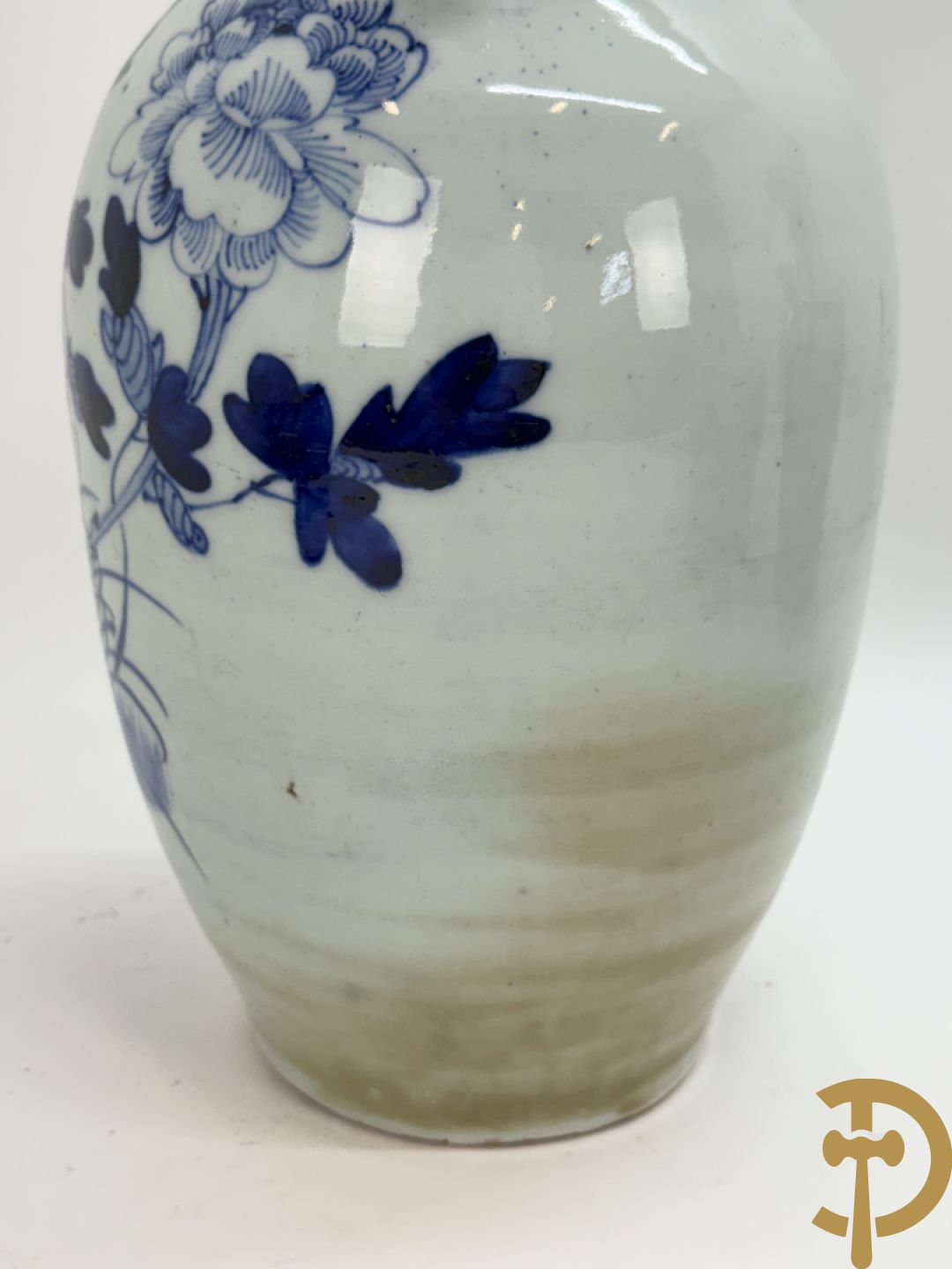 Twee Chinese porseleinen celadonvazen met blauw wit bloemen en vogeldecor + cachepot met vazendecor