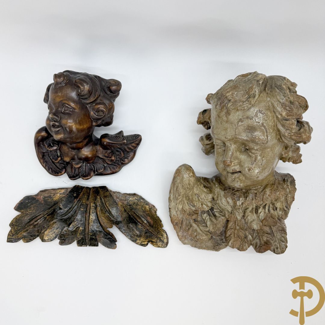 Houtsculptuur van gepolychromeerd engelenhoofd + engelenhoofd + sculptuur van accanthusrank