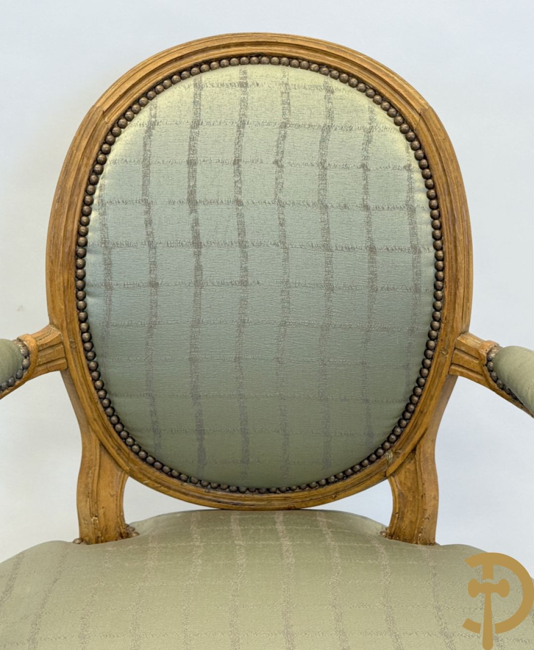 Paar Louis XVI stijl armzetels met ovale medaillon - op gecanneleerde poten