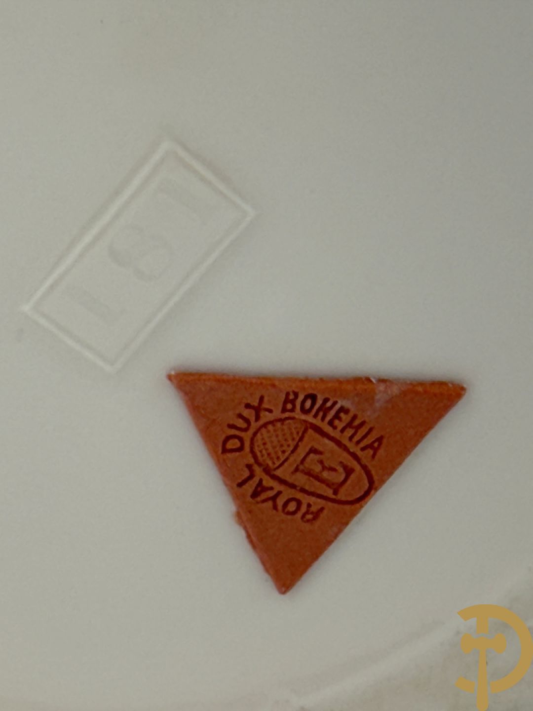 Twee porseleinen vazen met decor van golven, bezet met zeemeerman en zeemeermin, kreeft, krabben en hoorns, Royal Dux, gemerkt onderaan nr. 181