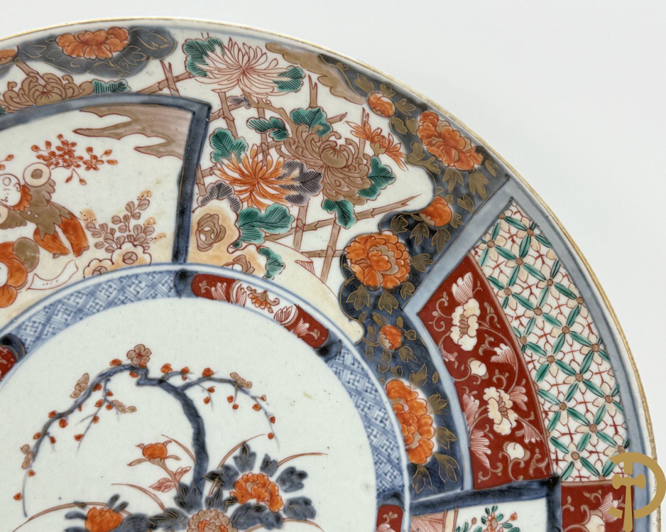 Twee porseleinen Imari schotels