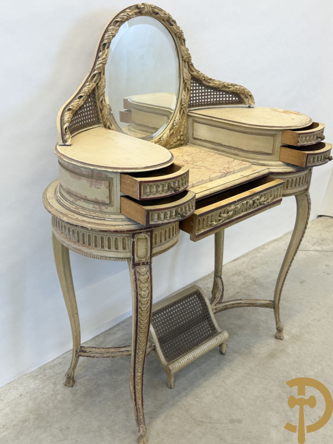 Gepatineerde damesopschiktafel met 5 lades en ovale spiegel, Louis XVI stijl