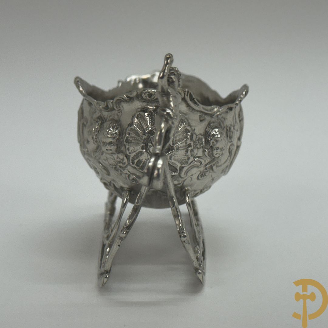 Massief zilveren slede met accanthusranken en cupido vooraan