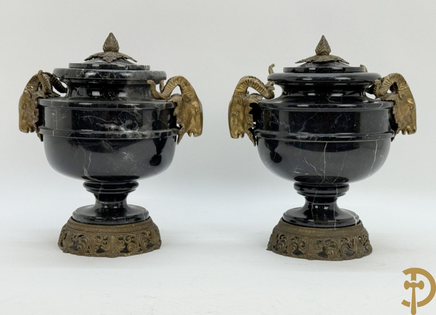 Paar marmeren cassolettes bezet met bronzen ramskoppen