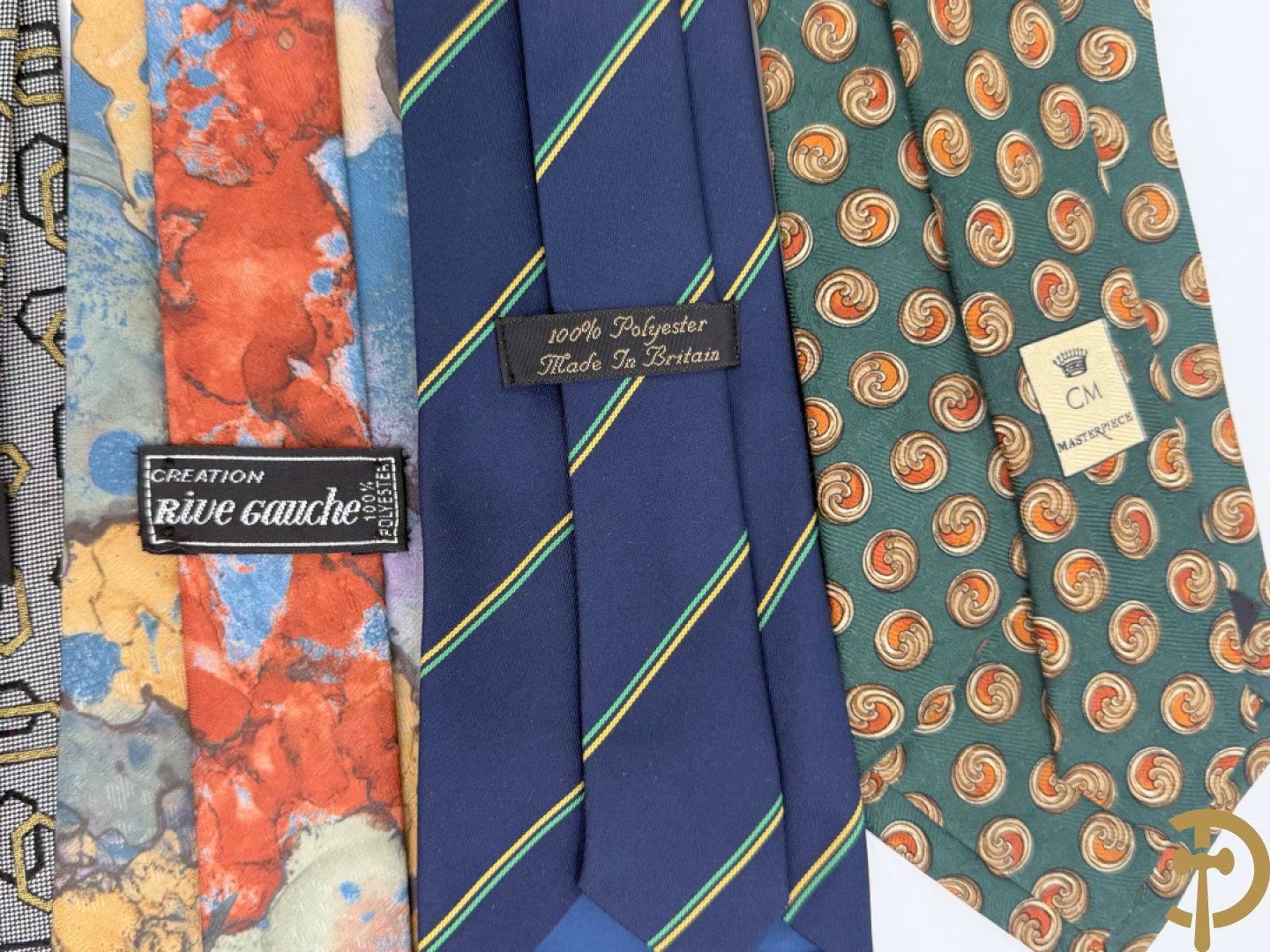 Elf lege doosjes van Hermes + Louis Vuitton sleutelhouder + kleine tas Louis Vuitton + herendassen w.o. Moschino, Zegna, Boss, Versace Gianni