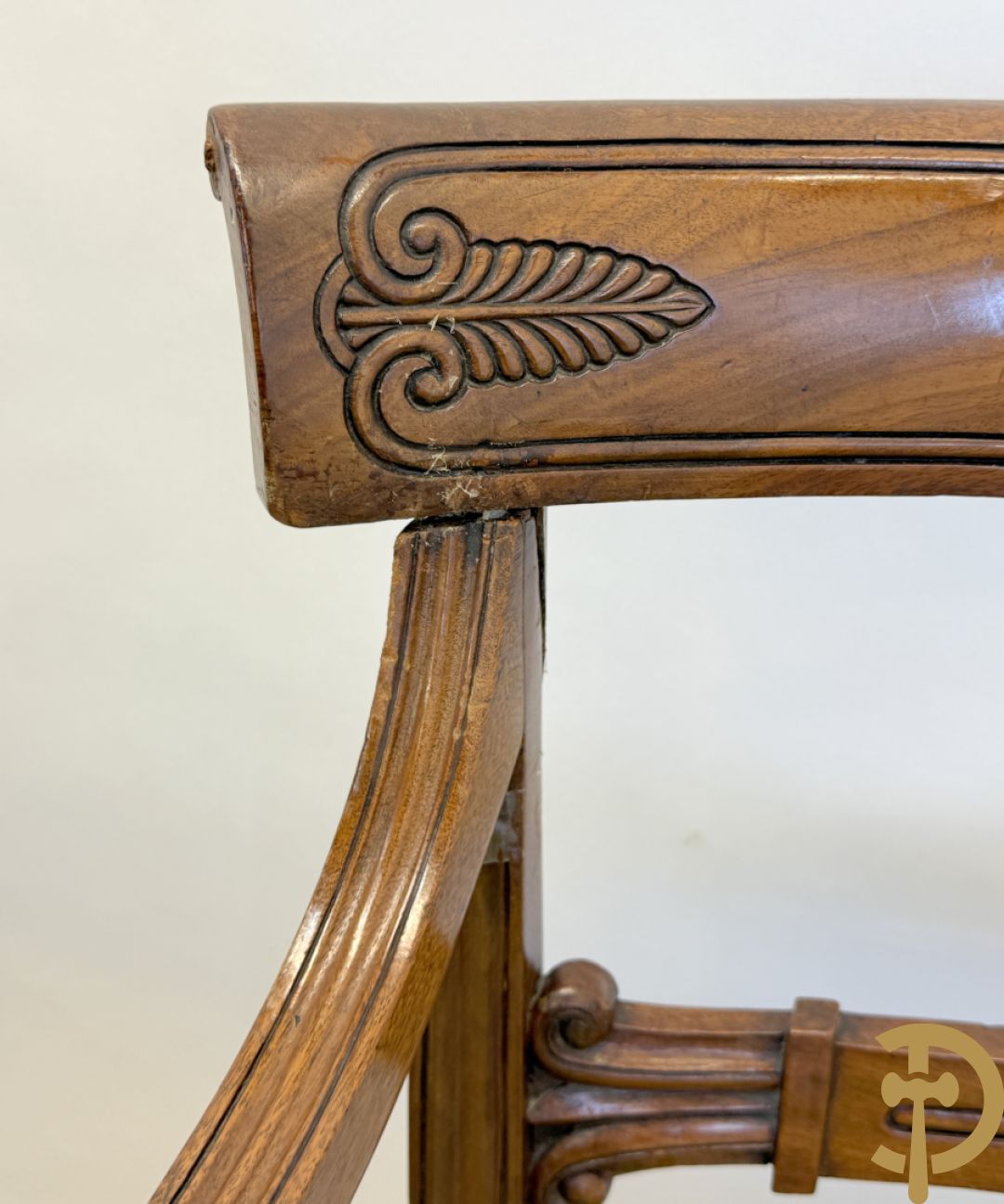 Set Engelse mahoniehouten stoelen met gondelvormige rug en lederen zitting (2 armzetels en 4 stoelen)
