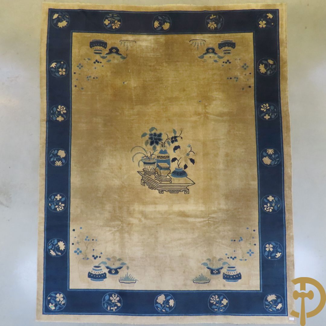 Antiek Aziatisch handgeknoopt tapijt met bloemen- en vazendecor
