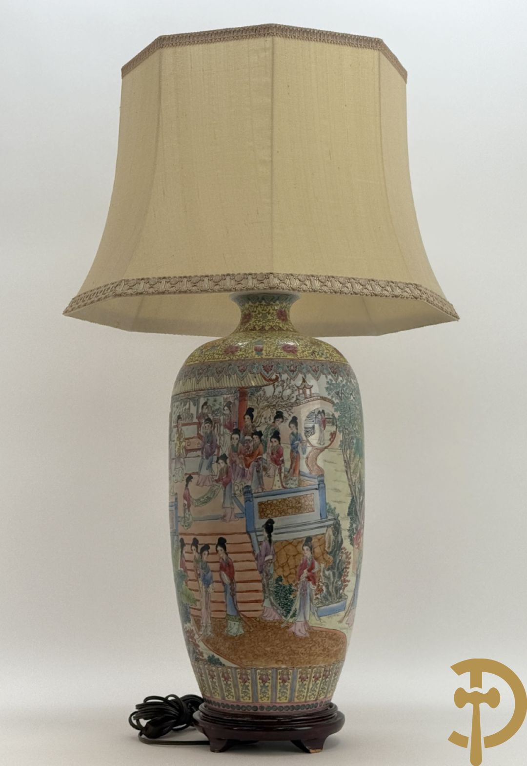 Chinese porseleinen vaas met geanimeerd decor van dames in tempels en landschap - omgebouwd als lampadaire