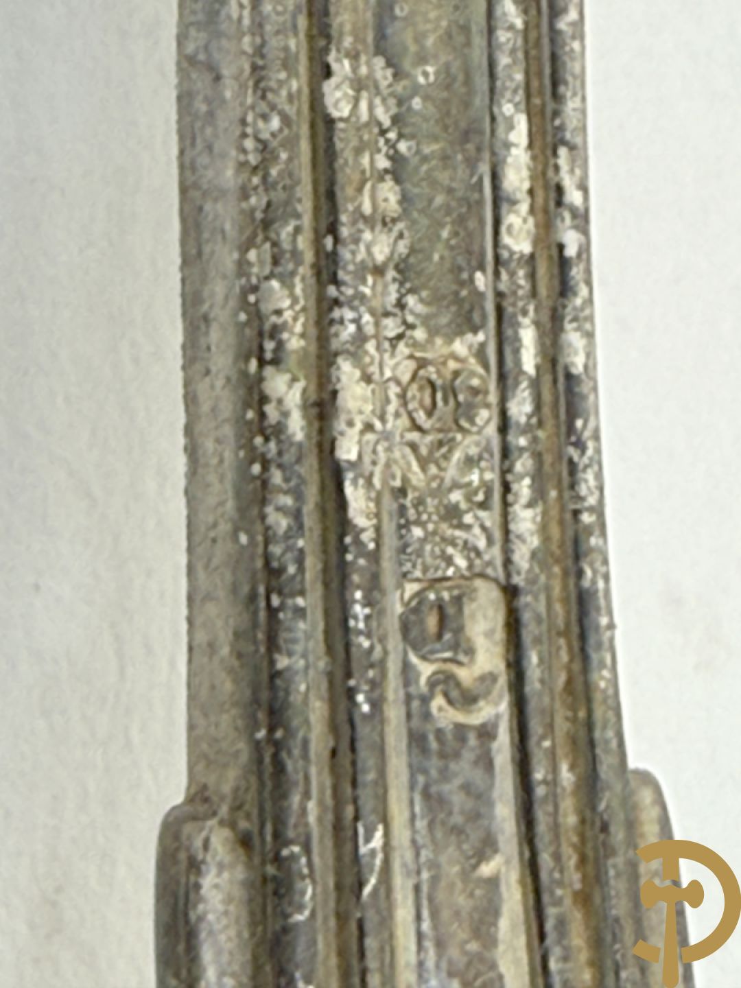 Massief zilveren bestek Louis Philippe model met initialen bestaande uit 13 soeplepels (853 gram), 9 vorken (657 gram), 3 dessertlepels (59 gram) en 1 pollepel (221 gram)