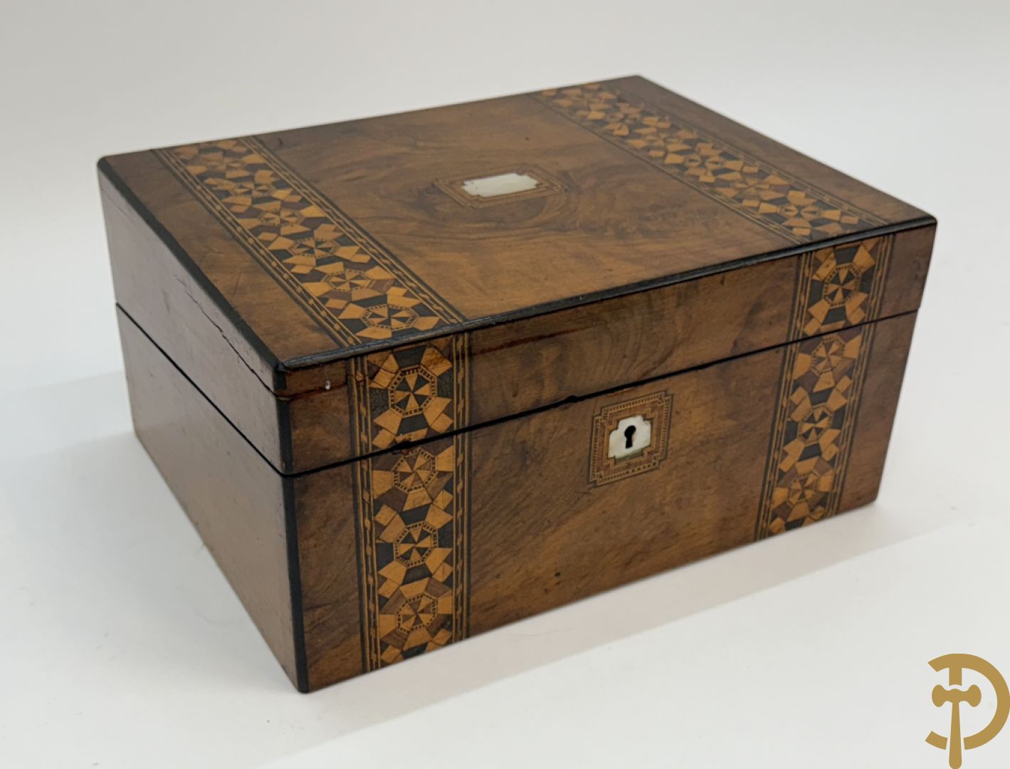 Schrijfbox in wortelnotehout met marquetterie en bovenaan een parelmoer plakkette + Japanse zwartgelakte openklapbare schrijfbox met verguld geanimeerd decor