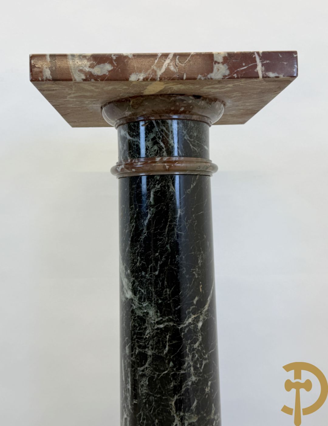 Zwart marmeren ronde zuil met rouge belge draaibaar plateau