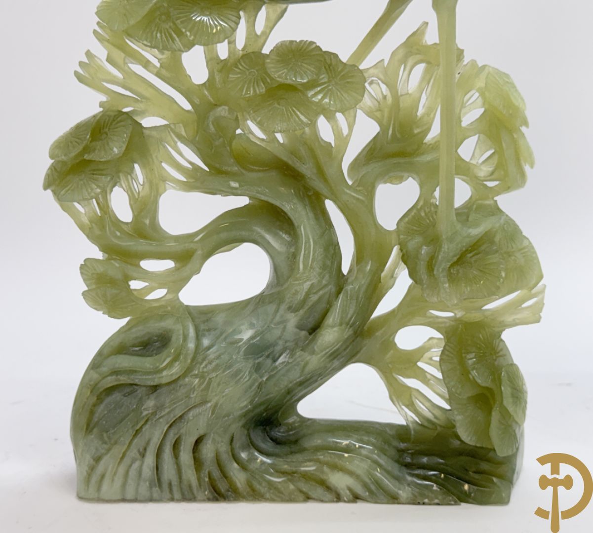 Paar jadeiet sculpturen met fenixvogels in natuurtafereel