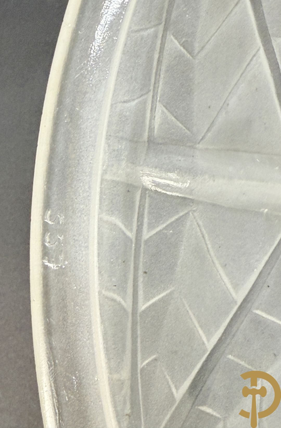Art Deco pate de verre coupe met gestyleerd bloemenmotieven, Degué getekend, gemerkt nummer 557