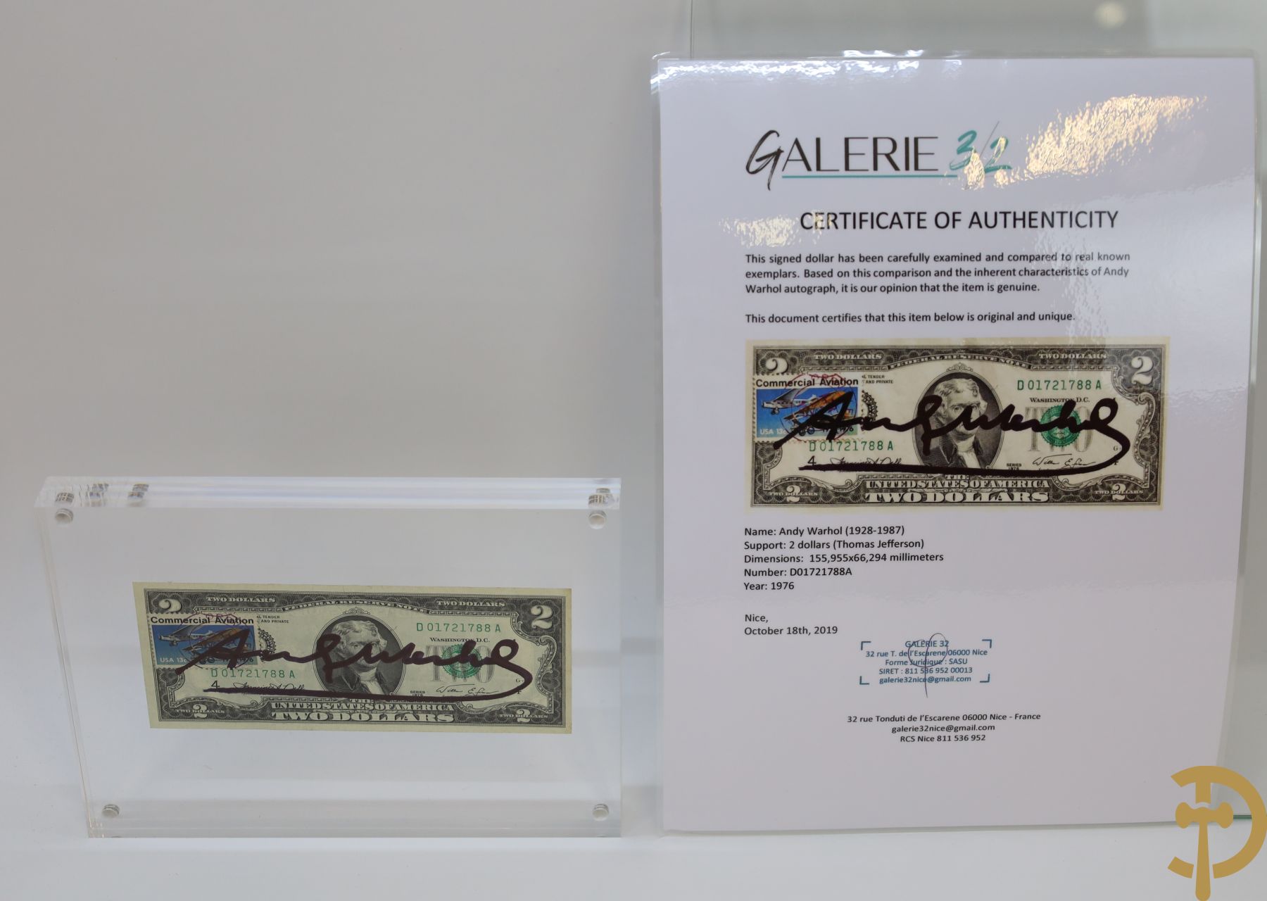 Warhol Andy getekend op Amerikaans 2 dollar biljet 
Serial number: D01721788A
Year: 1976 
Commemorative stamp for the 50th anniversary of commercial aviation (1926-1976)
Stamped by US mail dated April 13, 1976
Factory Warhol stamp on the back