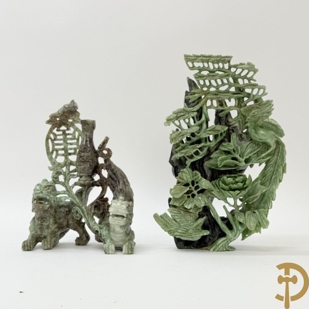 Sculptuur in speksteen van natuurtafereel met vogels en pioenrozen + speksteen sculptuur tafereel van 2 fo honden en vaas