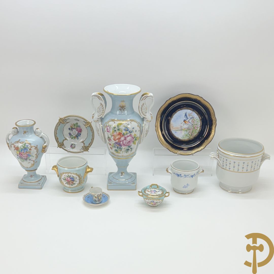 Mooi lot Limoges porselein bestaande uit grote en kleine Medici vaas met bloemendecor, 3 cache pots, bord, 2 coupes, Tas en schoteltje (9 stuks in totaal)