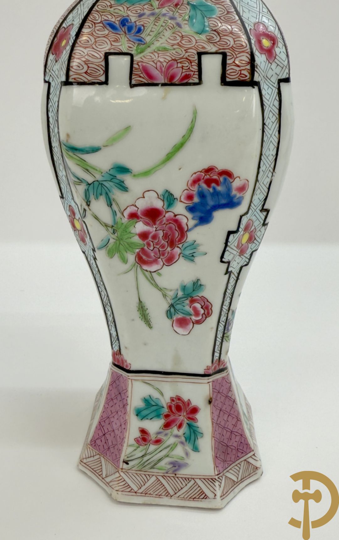 Chinese porseleinen ballustervormige vaas, King Long  + 2 porseleinen bordjes met bloemendecor + 2 bordjes met vazen- en bloemendecor + kopje en schoteltje Imari + dekselpotiche met vogel en bloemendecor