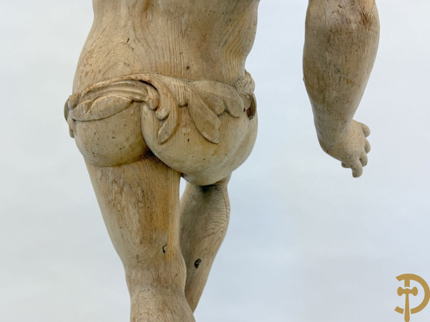 Houtgesculpteerde fluitspelende cupido staande op schelp