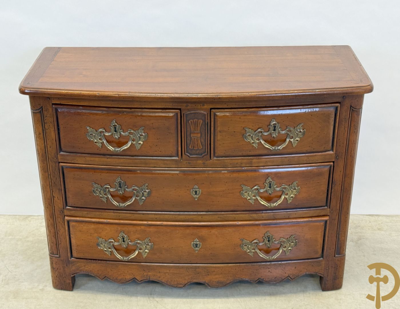 Gebogen kerselaren vierladencommode met koperen Louis XV trekkers, achteraan geëstampilleerd Richelieu Art & Meubels de France