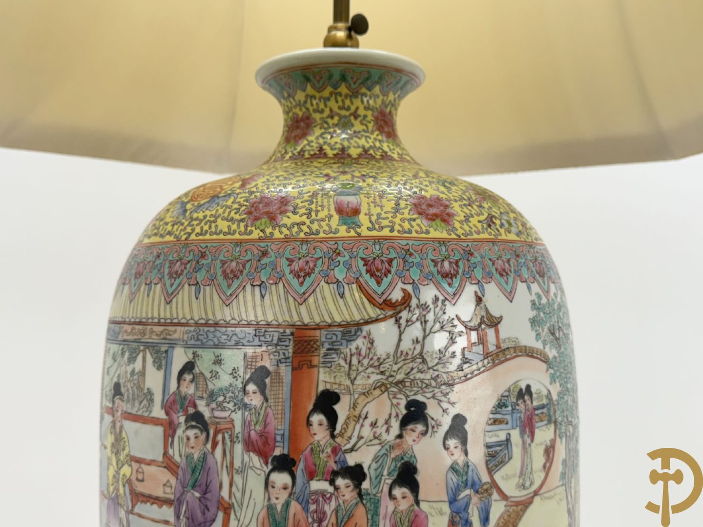 Chinese porseleinen vaas met geanimeerd decor van dames in tempels en landschap - omgebouwd als lampadaire