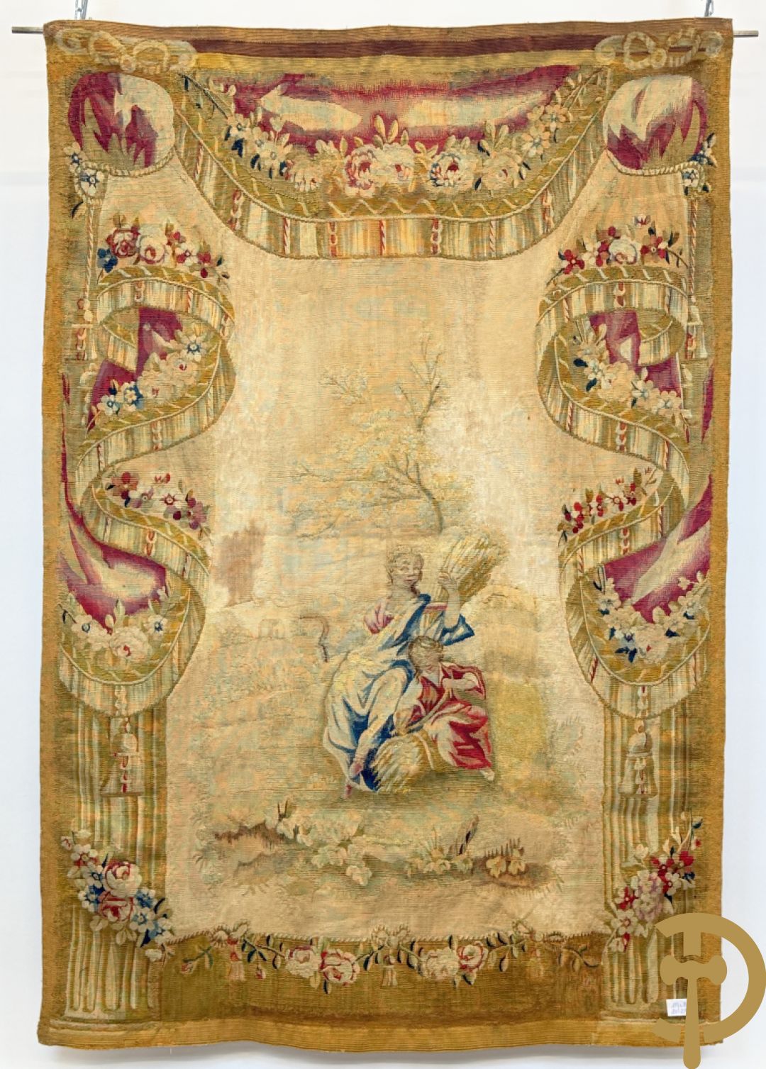 Handgeweven wandtapijt met centraal decor van dames in landschap met de oogst omgeven door bloemenguirlandes