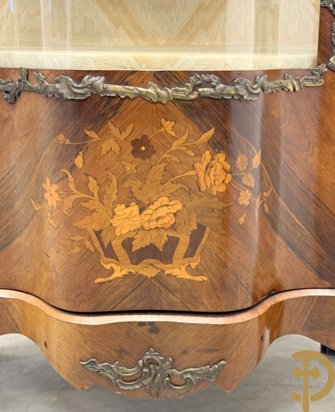 Notelaren Louis XV vitrine met gebogen glas, bezet met bronsbeslag en onderaan met bloemenmarketterie