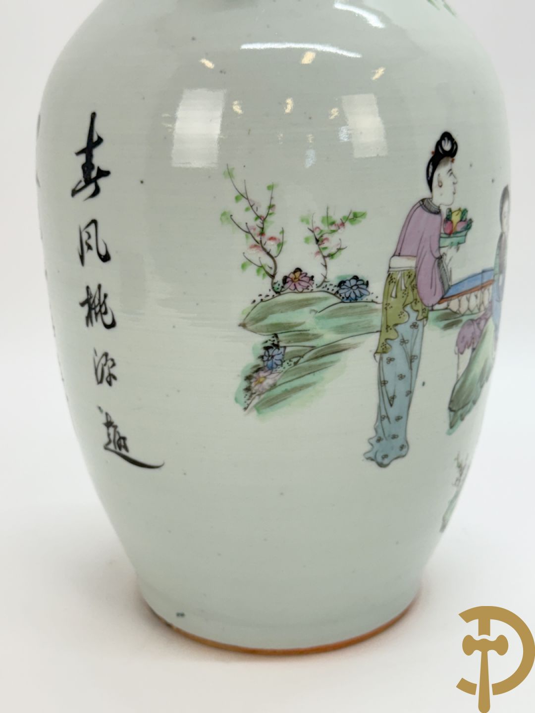Chinese porseleinen vaas met decor van dames in landschap