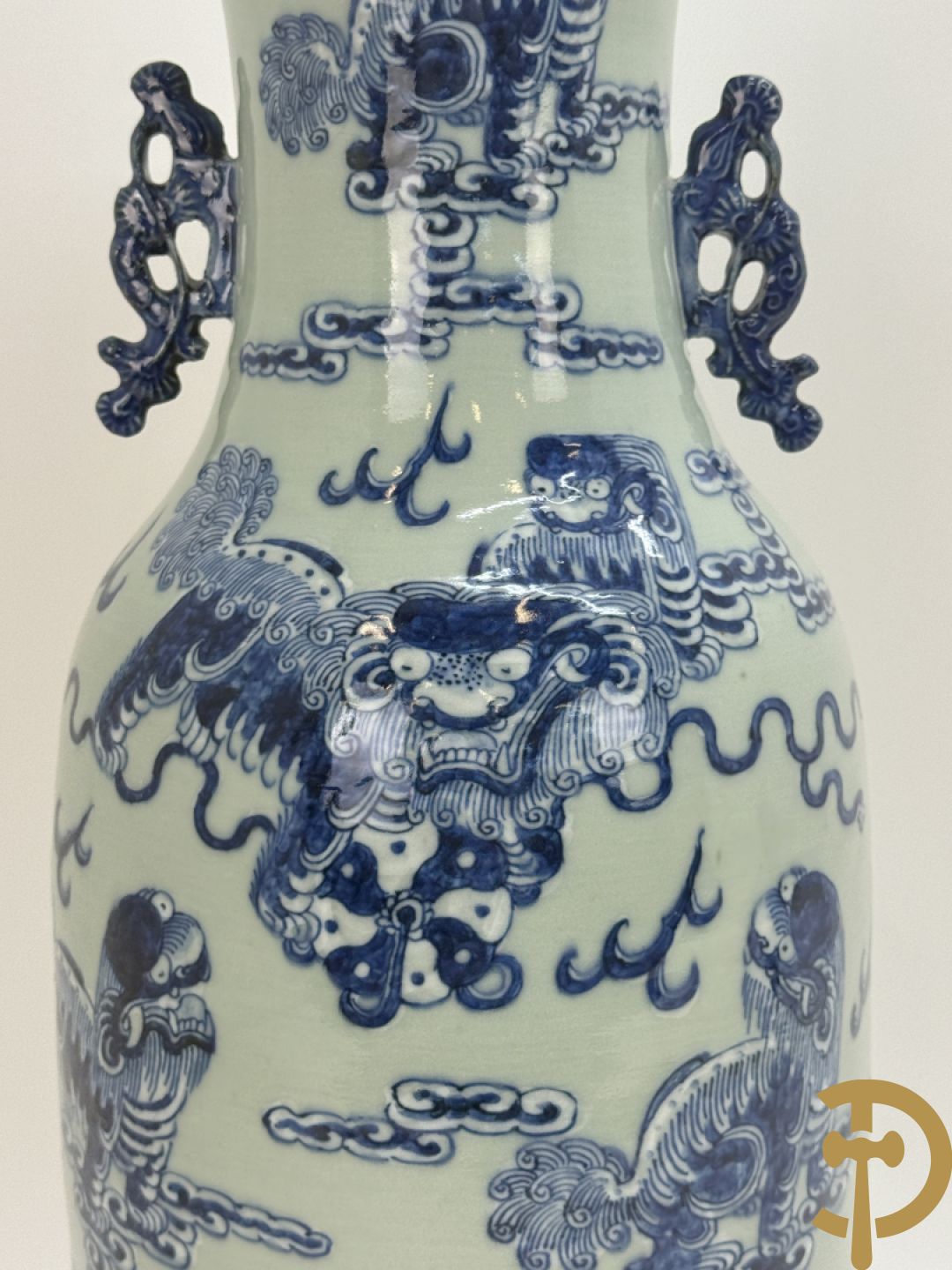 Chinese porseleinen celadon vaas met blauw/wit decor van fo honden