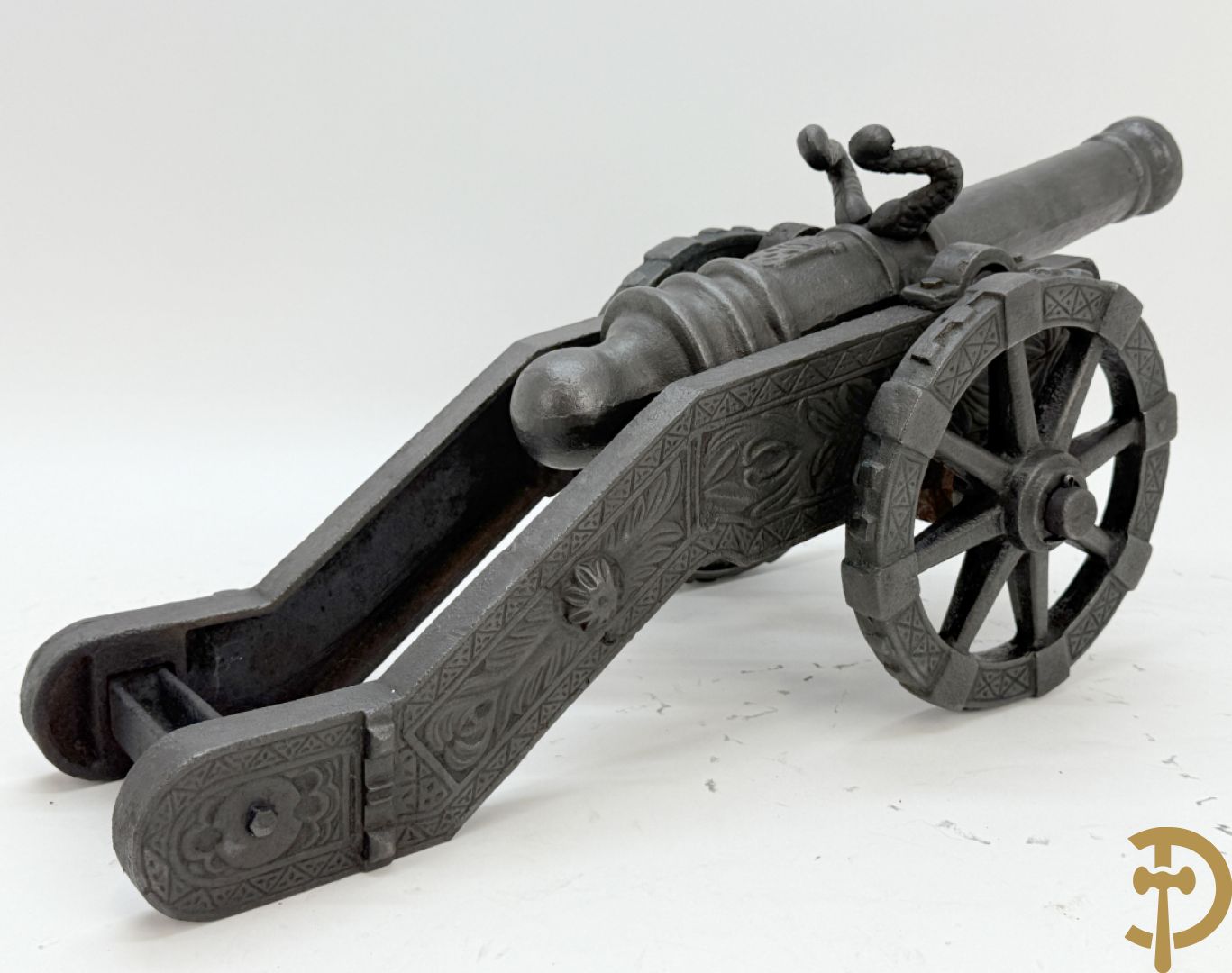 Gietijzeren miniatuurkanon met wapenschild