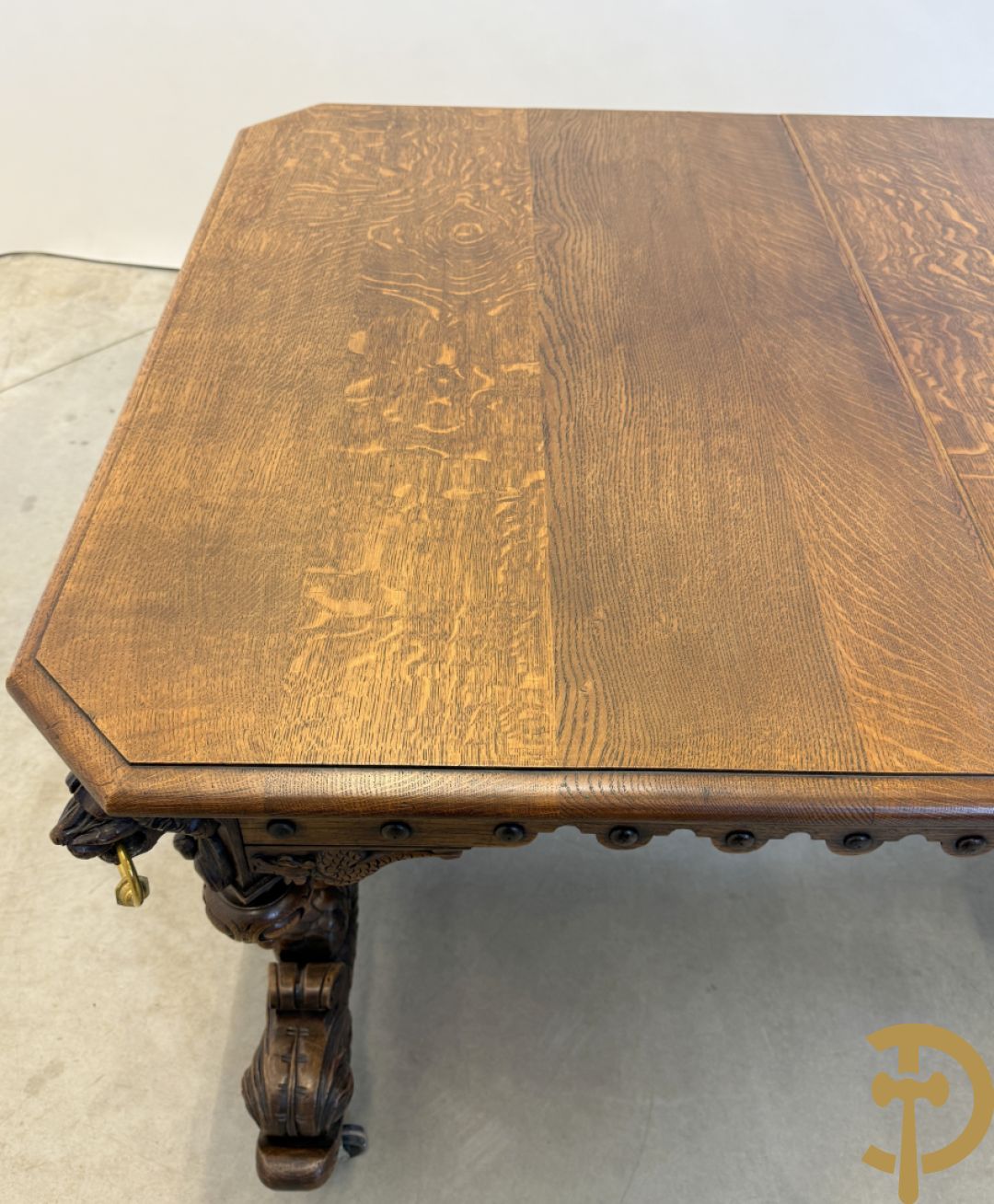 Massief eiken dolfijnetafel met knorrenlijst en leeuwenkoppen, Neo Renaissence stijl + 6 eiken stoelen met sculptuur