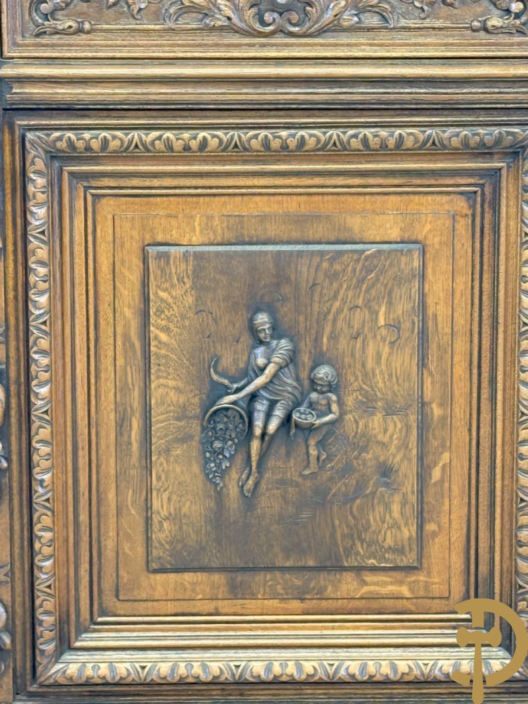 Massief eiken Neo Renaissance vaiselier met sculptuur van fruit en accanthusranken, 19e