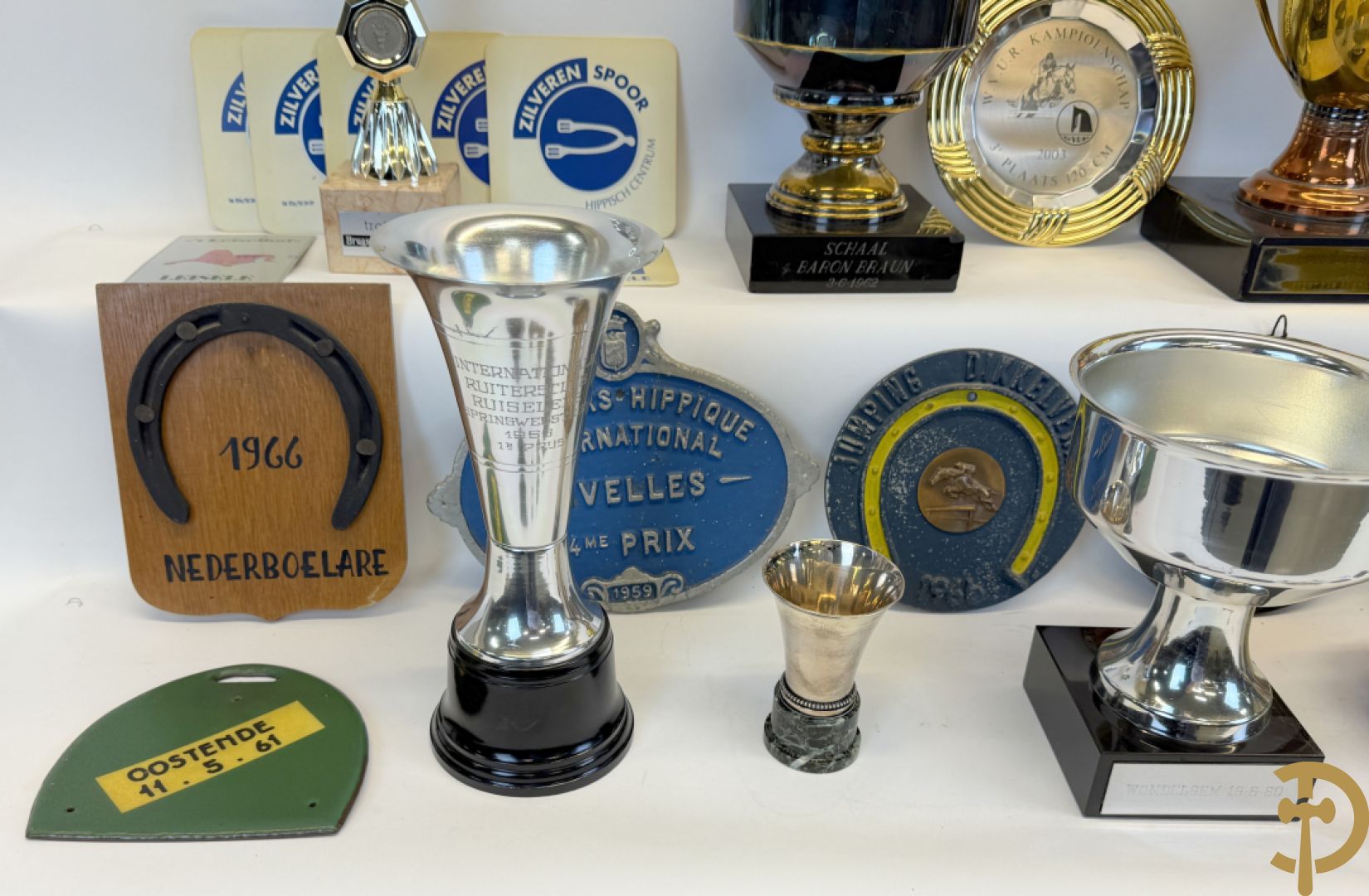 Verzameling memorabilia van paardenrennen, trofeeën en bekers