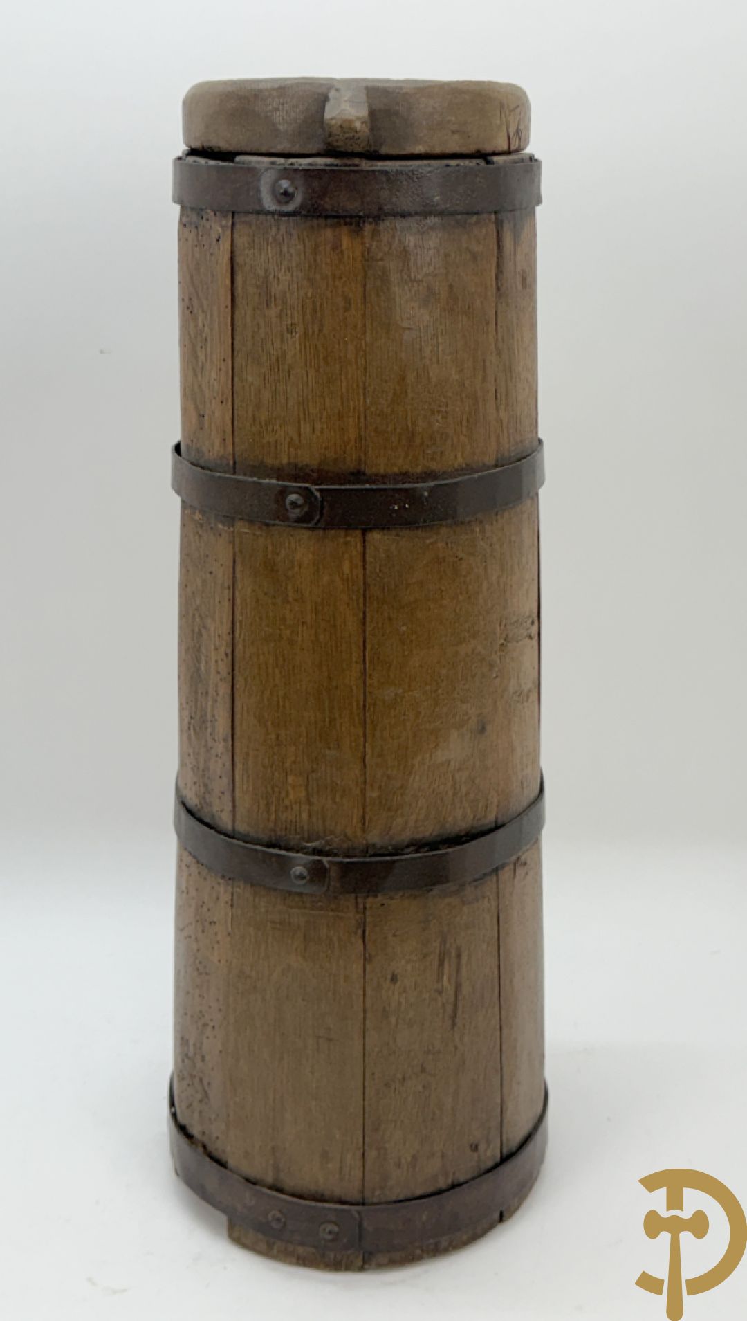 Lot folklore w.o. antieke gemerkte (IBT BCR) houten muurdoos 1845, karner zonder stok, antieke houten veldfles (gourde) 19e + houten sculptuurtje