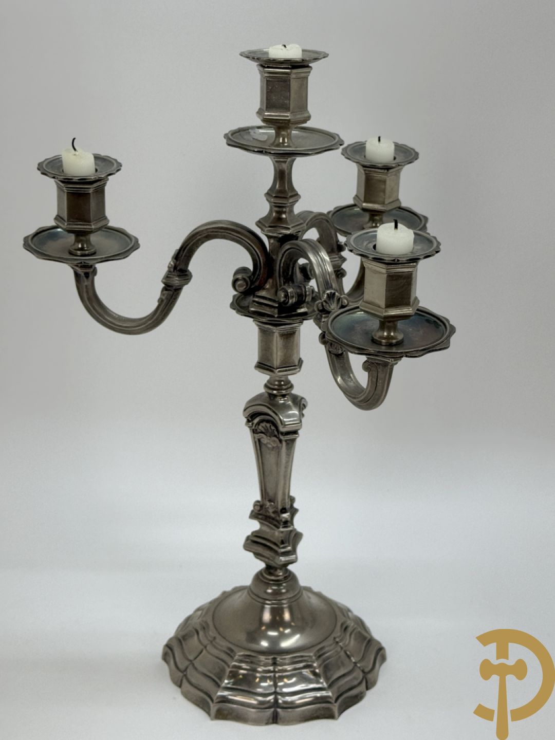 Paar Franse verzilverde metalen vierarmige kandelaars, Louis XIV stijl
