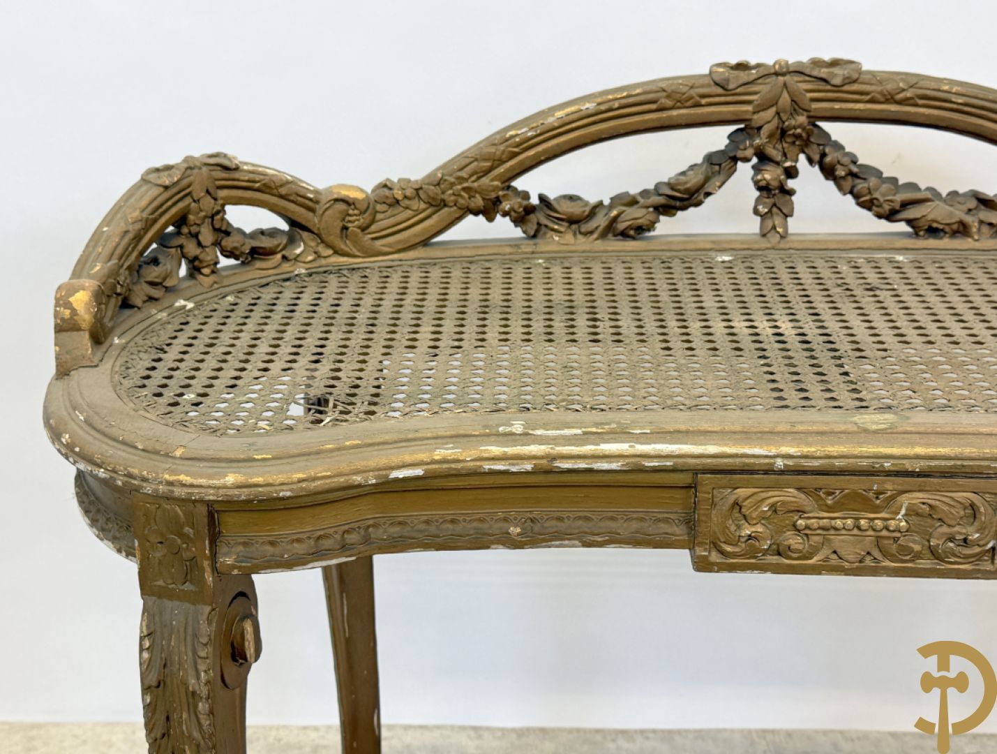 Vergulde Louis XVI banquette met bloemenguirlandes en canage