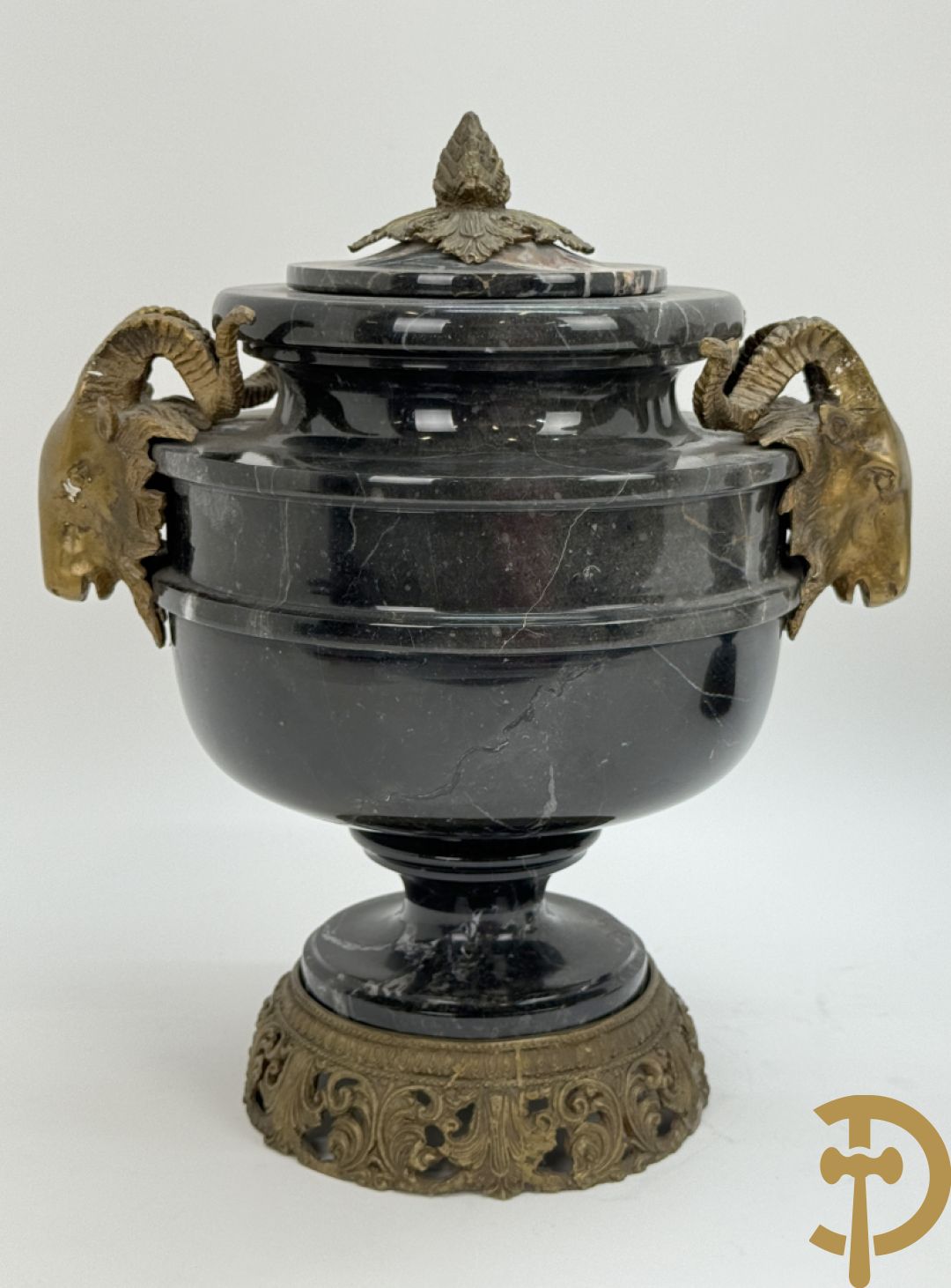 Paar marmeren cassolettes bezet met bronzen ramskoppen