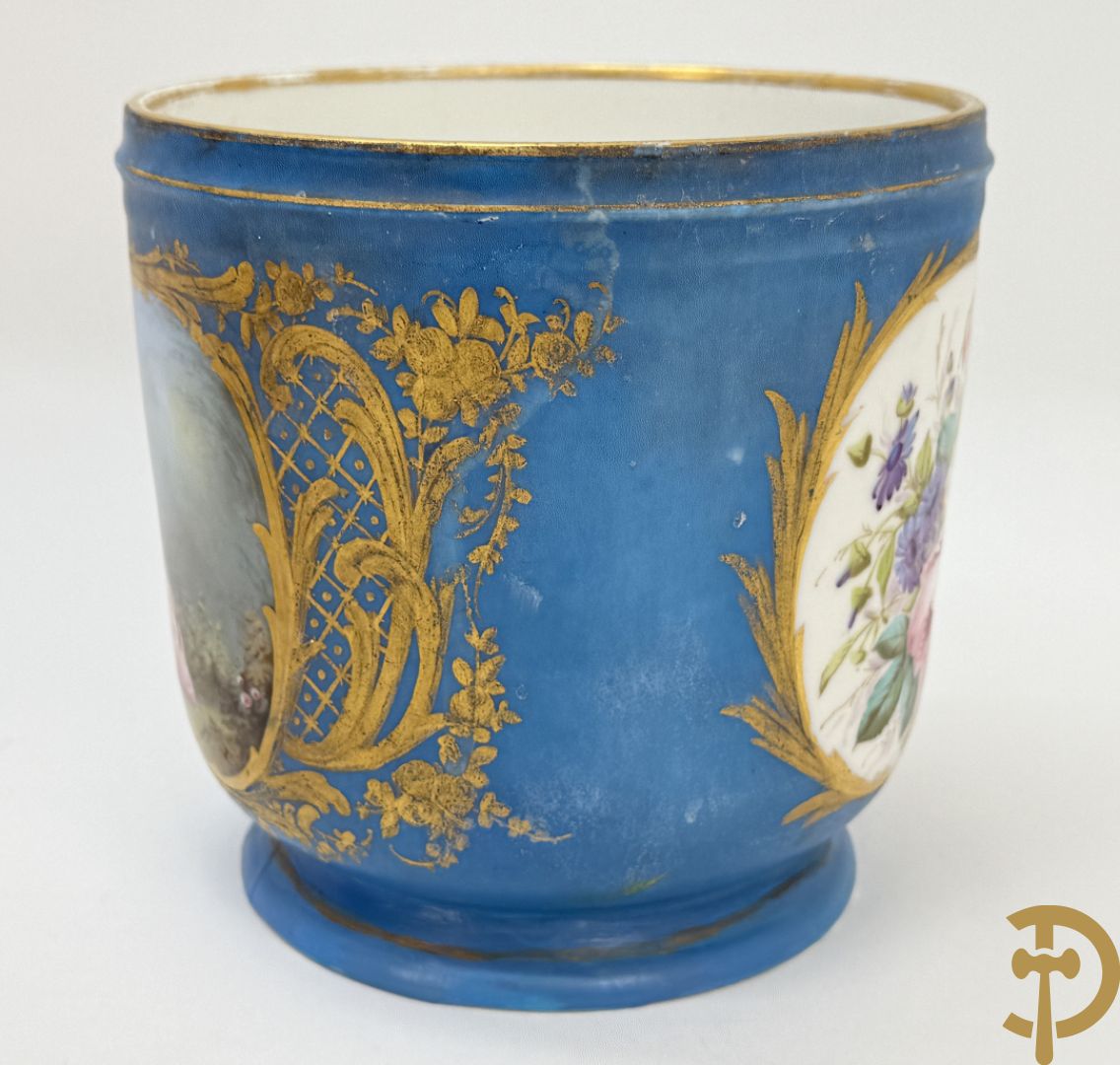Sèvres cachepot met dubbel decor van handbeschilderde romantische dames en bloemendecor + cachepot in Frans porselein met bloemendecor gevat in bronzen houder + Limoges medici vaas met zwanehalzen