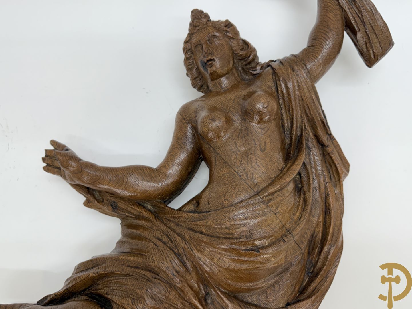 Paar houtgesculpteerde engelen als fragmenten uit een groter geheel