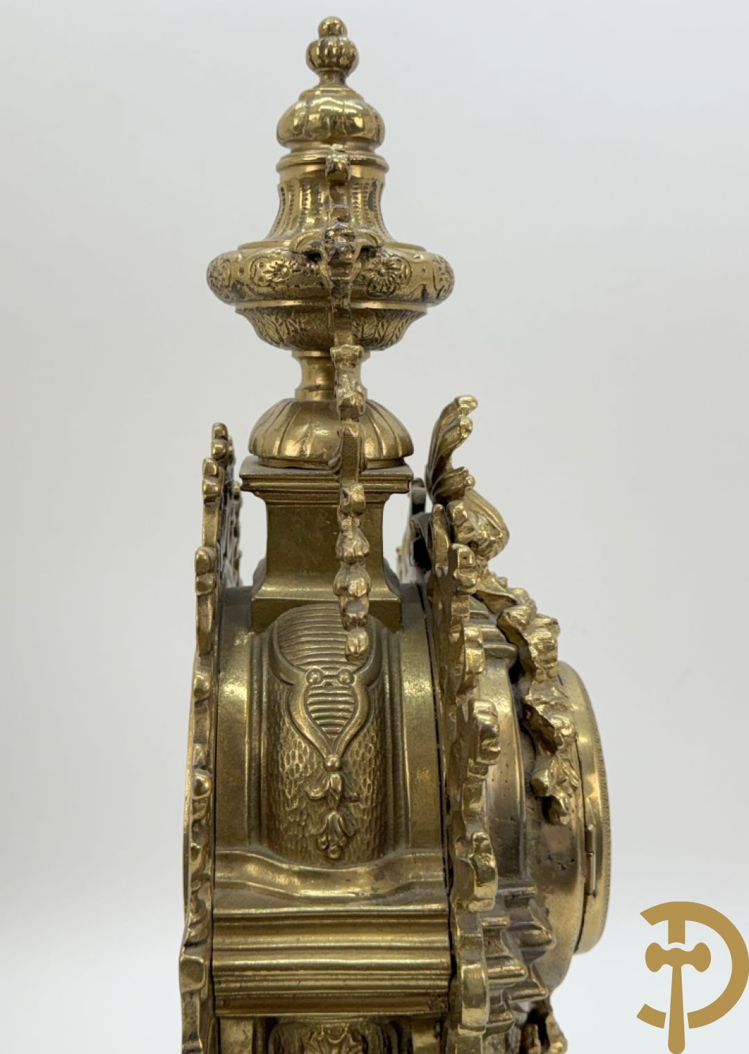 Driedelige vuurvergulde bronzen garnituur, Neo Renaissance stijl