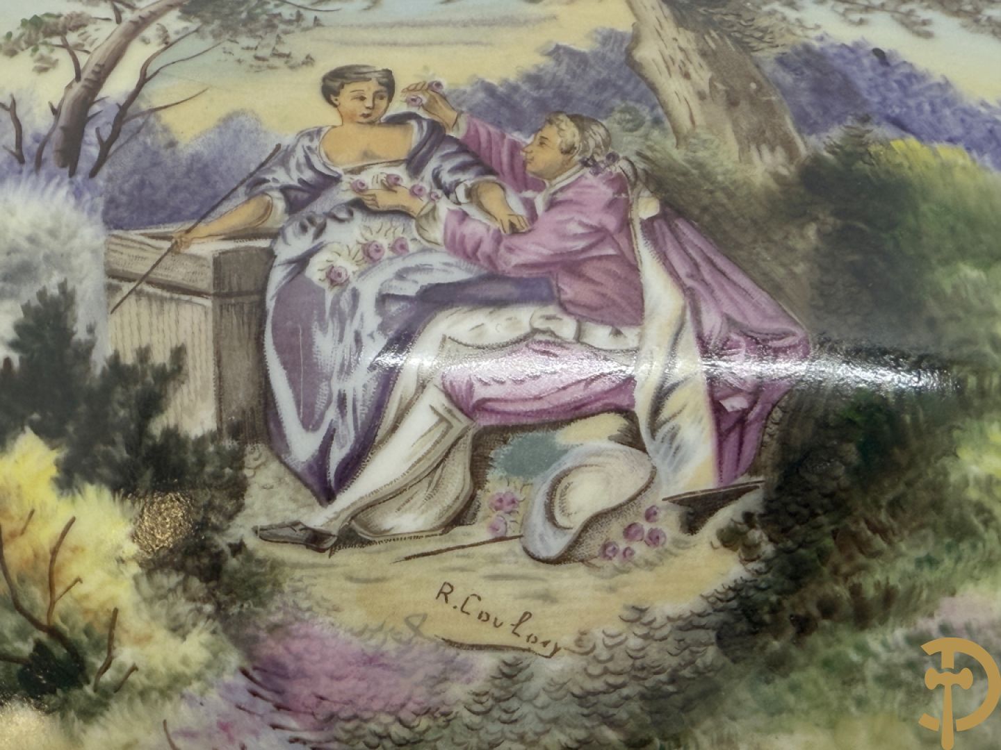 Handbeschilderde porseleinen bonbonnière met romantische scène, getekend R. Couloy