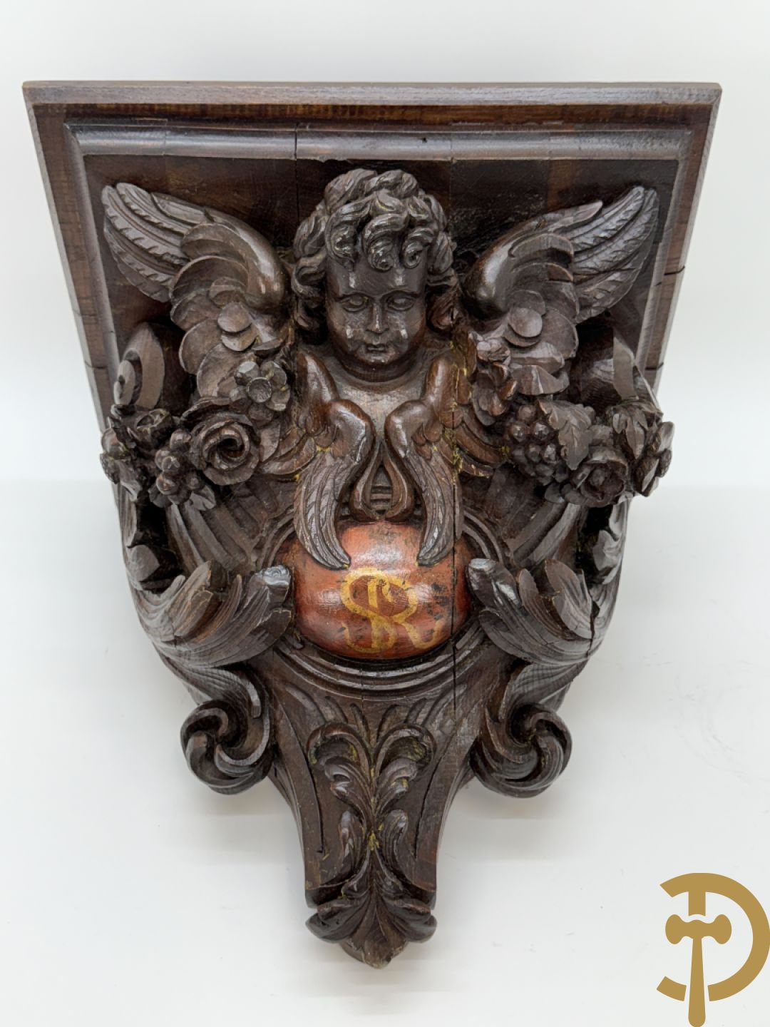 Houtgesculpteerde konische muurconsole met cupido en bloemenranken